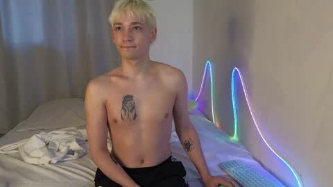 Snapshot of julian_win chatting on April 3, 1:03 am Eren online show from April 3, 1:03 am