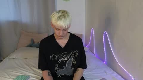 Snapshot of julian_win chatting on April 4, 1:26 am Eren online show from April 4, 1:26 am