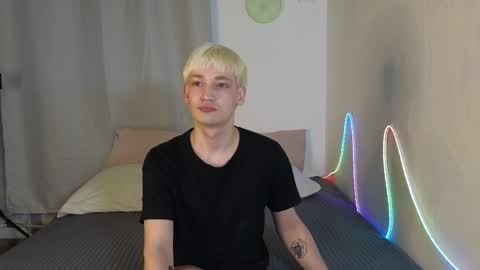Snapshot of julian_win chatting on April 4, 11:57 pm Eren online show from April 4, 11:57 pm
