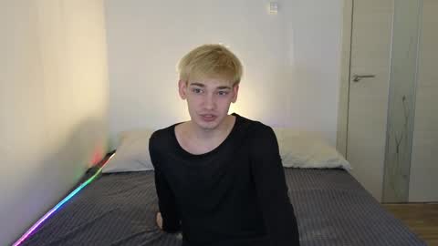 Snapshot of julian_win chatting on April 23, 12:01 am Eren online show from April 23, 12:01 am