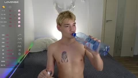 Snapshot of julian_win chatting on April 28, 12:53 am Eren online show from April 28, 12:53 am