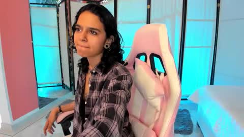 julianne_7 online show from February 3, 9:31 pm