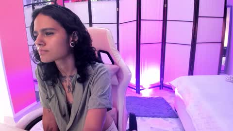 julianne_7 online show from March 2, 8:26 pm