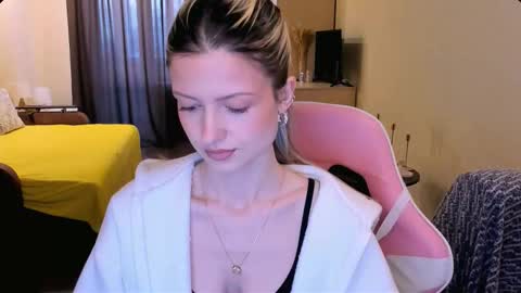 Julie online show from February 10, 4:38 am