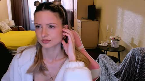 Julie online show from February 20, 4:42 am