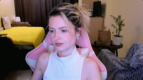 Julie online show from April 22, 2:18 pm