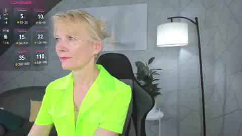 Snapshot of julie_lucasss chatting on June 10, 11:46 pm Julie Lucasss online show from June 10, 11:46 pm