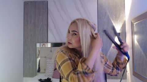 julieta__fox_ online show from June 8, 3:56 pm