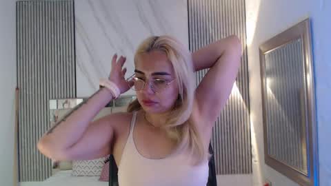julieta__fox_ online show from June 9, 3:23 pm