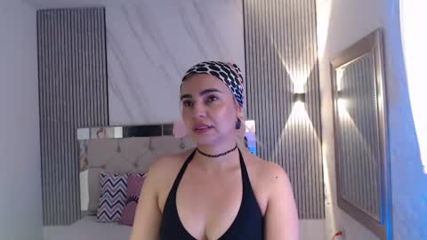 Snapshot of julieta__fox_ chatting on June 19, 5:06 pm julieta__fox_ online show from June 19, 5:06 pm