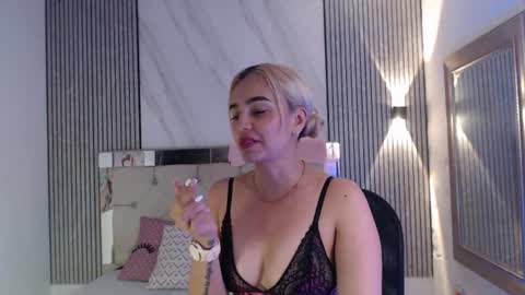 Snapshot of julieta__fox_ chatting on June 22, 3:25 am julieta__fox_ online show from June 22, 3:25 am
