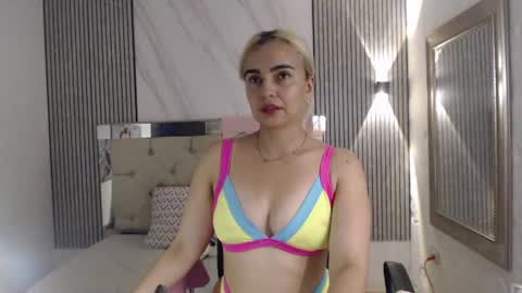 Snapshot of julieta__fox_ chatting on June 23, 7:23 pm julieta__fox_ online show from June 23, 7:23 pm