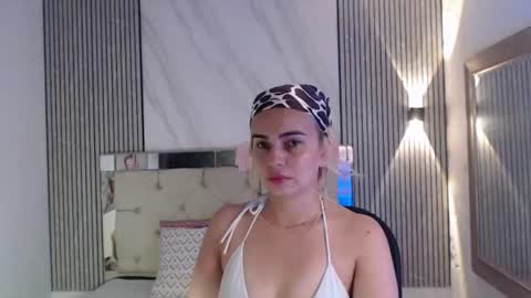 Snapshot of julieta__fox_ chatting on June 24, 7:24 pm julieta__fox_ online show from June 24, 7:24 pm