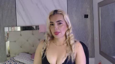 Snapshot of julieta__fox_ chatting on June 25, 3:49 pm julieta__fox_ online show from June 25, 3:49 pm