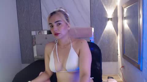 Snapshot of julieta__fox_ chatting on June 28, 7:20 pm julieta__fox_ online show from June 28, 7:20 pm