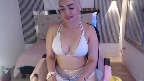 Snapshot of julieta__fox_ chatting on July 14, 8:14 pm julieta__fox_ online show from July 14, 8:14 pm