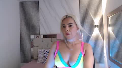 Snapshot of julieta__fox_ chatting on July 22, 8:00 pm julieta__fox_ online show from July 22, 8:00 pm