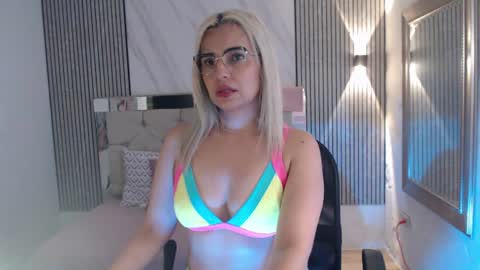 Snapshot of julieta__fox_ chatting on July 23, 3:15 am julieta__fox_ online show from July 23, 3:15 am