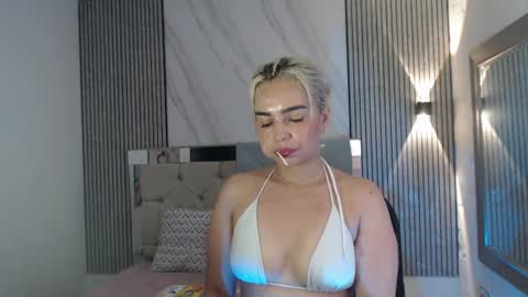 Snapshot of julieta__fox_ chatting on July 28, 4:27 pm julieta__fox_ online show from July 28, 4:27 pm