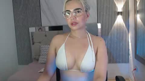 Snapshot of julieta__fox_ chatting on July 28, 4:39 pm julieta__fox_ online show from July 28, 4:39 pm