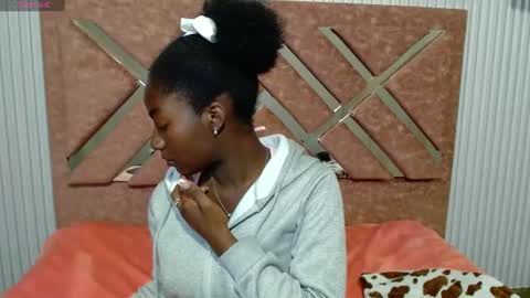Snapshot of julieta_tayloor chatting on June 23, 1:47 am Julieta online show from June 23, 1:47 am