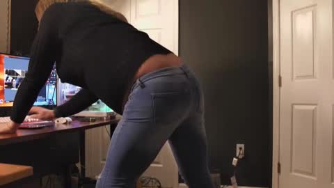 Snapshot of julietsusa chatting on February 15, 10:25 am Julie TS online show from February 15, 10:25 am