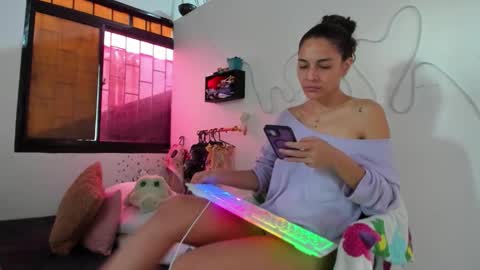 Snapshot of juliette_sweet05 chatting on October 15, 2:50 pm juliette online show from October 15, 2:50 pm