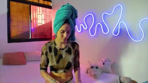 Snapshot of juliette_sweet05 chatting on November 1, 7:05 pm juliette online show from November 1, 7:05 pm