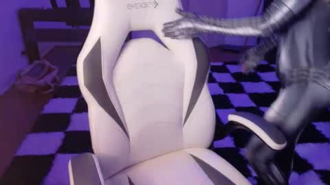 Snapshot of juliettetoken chatting on April 8, 3:28 am Goddess Endigo online show from April 8, 3:28 am