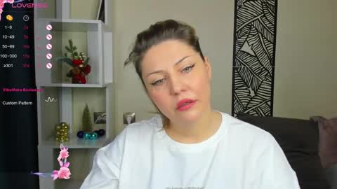Snapshot of jully_rox chatting on December 8, 1:35 am Jully online show from December 8, 1:35 am