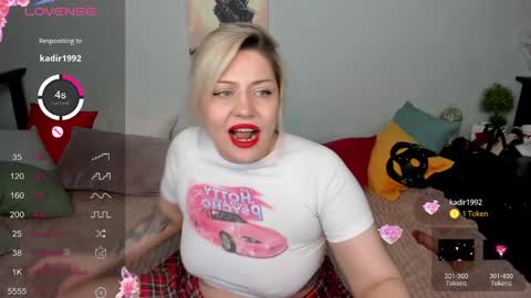 Snapshot of jully_rox chatting on February 17, 3:09 pm Jully online show from February 17, 3:09 pm