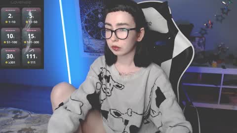 Snapshot of julscinamon chatting on December 11, 8:07 pm Baroness Von Cringe online show from December 11, 8:07 pm