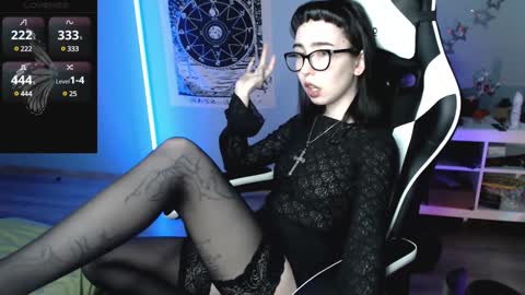 Snapshot of julscinamon chatting on December 20, 6:35 pm Baroness Von Cringe online show from December 20, 6:35 pm