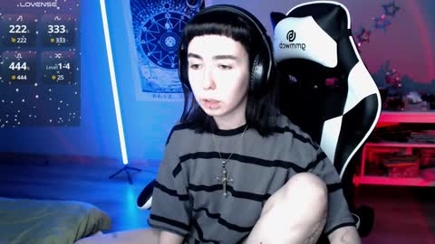 Snapshot of julscinamon chatting on January 5, 7:39 pm Baroness Von Cringe online show from January 5, 7:39 pm