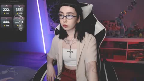 Snapshot of julscinamon chatting on February 6, 5:51 pm Baroness Von Cringe online show from February 6, 5:51 pm