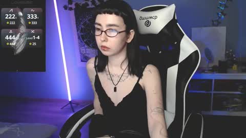 Snapshot of julscinamon chatting on February 11, 6:44 pm Baroness Von Cringe online show from February 11, 6:44 pm