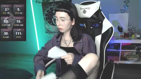 Snapshot of julscinamon chatting on February 18, 5:42 pm Baroness Von Cringe online show from February 18, 5:42 pm