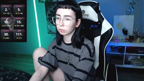 Snapshot of julscinamon chatting on February 22, 7:47 pm Baroness Von Cringe online show from February 22, 7:47 pm