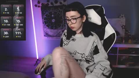 Snapshot of julscinamon chatting on March 5, 4:24 pm Baroness Von Cringe online show from March 5, 4:24 pm