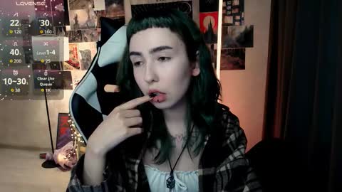 Snapshot of julscinamon chatting on October 15, 3:45 pm Baroness Von Cringe online show from October 15, 3:45 pm