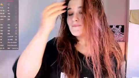 Snapshot of july_slowdive chatting on December 10, 11:43 am Julie online show from December 10, 11:43 am