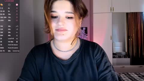 Snapshot of july_slowdive chatting on February 6, 11:32 am Julie online show from February 6, 11:32 am