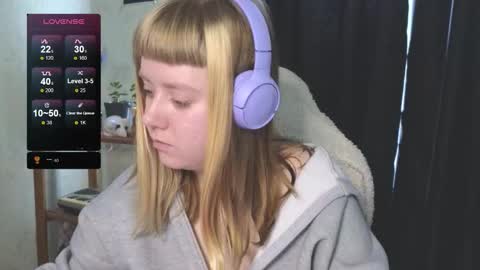 Snapshot of june_shy0 chatting on September 26, 7:45 am June online show from September 26, 7:45 am