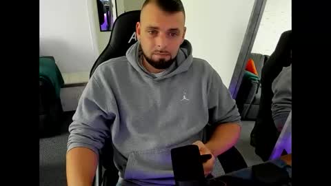 Snapshot of justforfunchriss chatting on November 3, 11:55 am justforfunchriss online show from November 3, 11:55 am