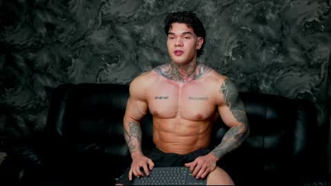 Snapshot of justin_clark1 chatting on April 6, 12:30 am justin clark1 online show from April 6, 12:30 am