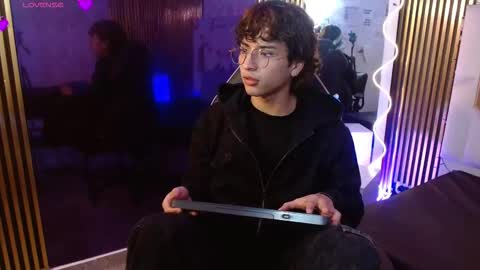 Snapshot of justin_tay1 chatting on March 3, 3:23 am justin online show from March 3, 3:23 am