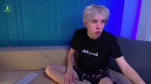 justTEEN online show from May 7, 10:20 am
