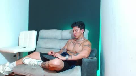 Snapshot of justinfuller_31 chatting on March 12, 6:52 am justinfuller_31 online show from March 12, 6:52 am