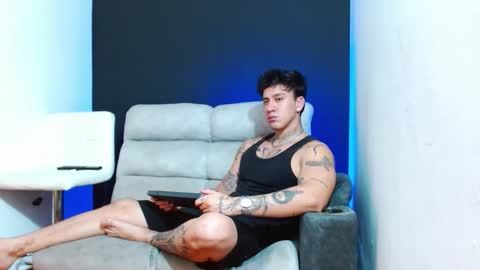 Snapshot of justinfuller_31 chatting on March 27, 3:01 am justinfuller_31 online show from March 27, 3:01 am