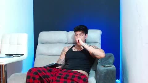 Snapshot of justinfuller_31 chatting on April 30, 8:57 pm justinfuller_31 online show from April 30, 8:57 pm